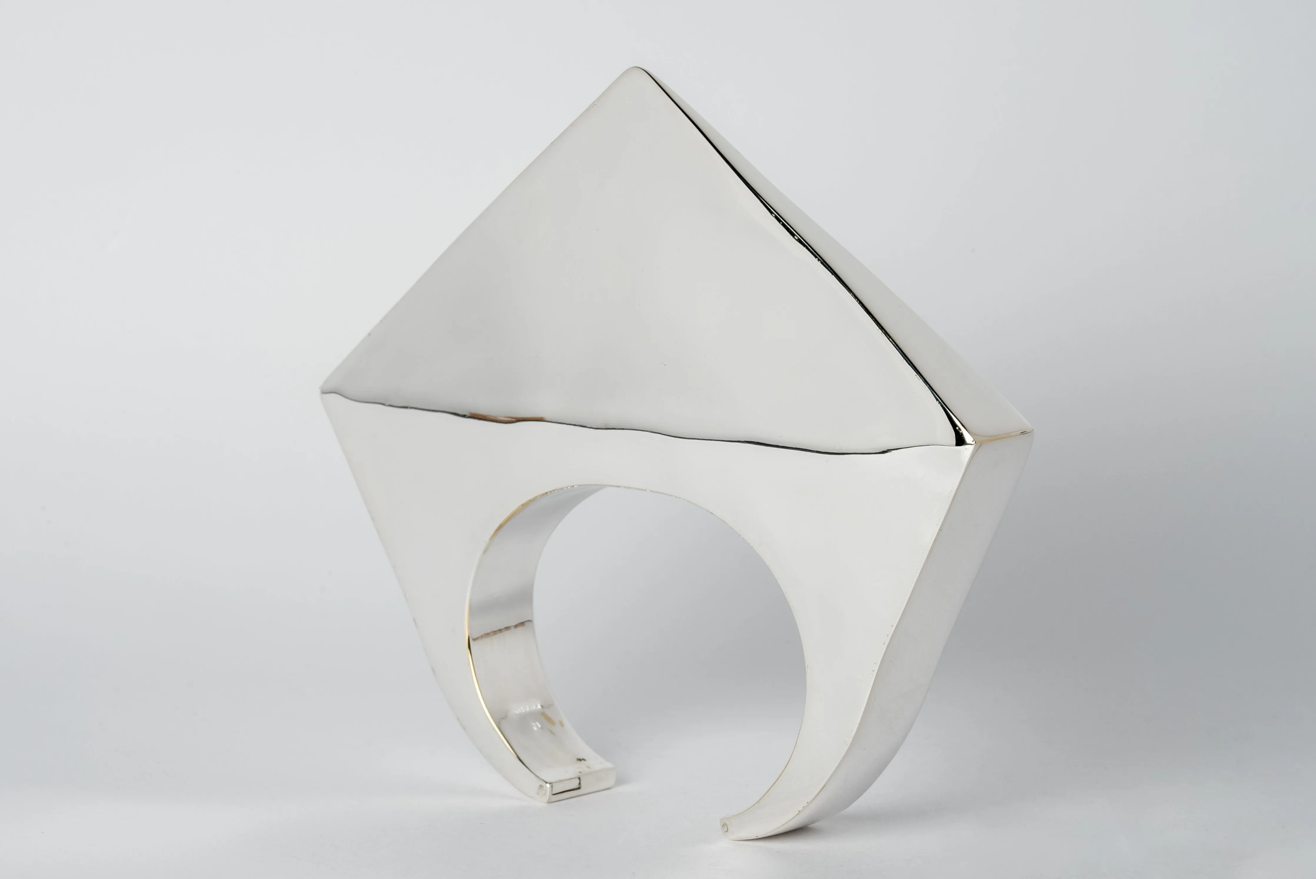 Crescent Bridge Bracelet (Pyramid Extrusion, 15mm, YS)